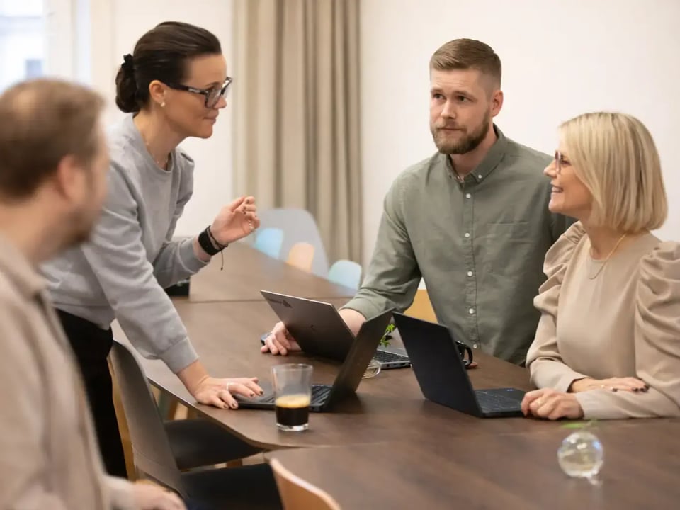 4x3 Brilliant 4 Persons sitting