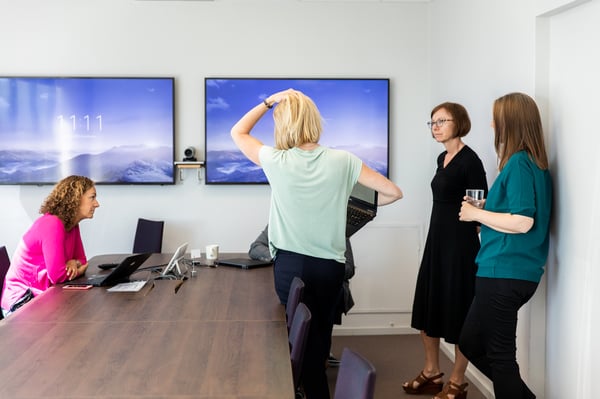 Medarbetarundersökning eller pulsmätning – hur ska man egentligen tänka?